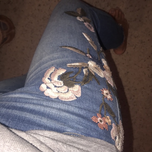 Abercrombie and Fitch floral Borderie jeans size 28/6 - Picture 2 of 15